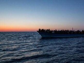 Migranti raffica di sbarchi a Lampedusa arrivate quasi 700 persone in poche ore