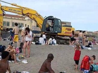 Ostia, "ruspa tra i bagnanti in spiaggia, inaccettabile": la denuncia 1 Ostia ruspa tra i bagnanti in spiaggia inaccettabile la denuncia