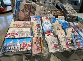 Papa Leone XIV in via della Conciliazione spuntano i primi souvenir