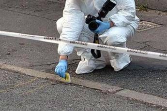 Parma, grave donna accoltellata dal marito: lui scappa, si schianta con l’auto e muore