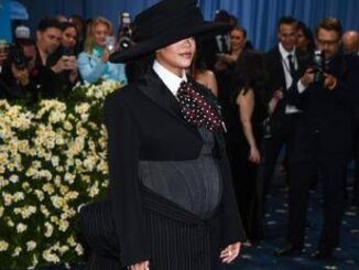 Rihanna incinta lannuncio con pancione al Met Gala