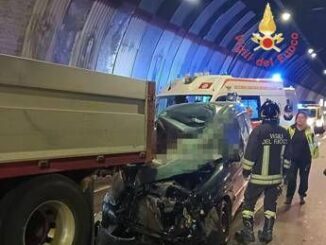 Scontro tra camion e auto sulla statale Dei Due Mari due morti nel Catanzarese