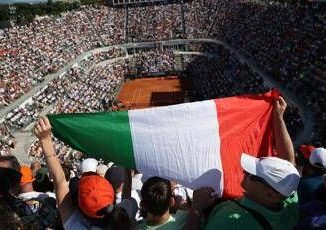 Sinner un bambino carota e un forza Juve per Bastoni cori e cartelloni al Foro