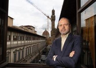 Via la gru dal piazzale degli Uffizi dopo quasi 20 anni