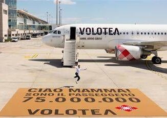 Volotea a Olbia il tappeto di benvenuto piu grande del mondo per il passeggero 75.000.000﻿