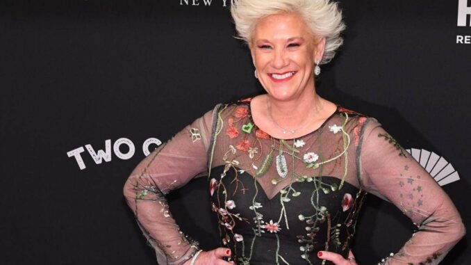Addio ad Anne Burrell, la chef di Food Network morta improvvisamente in casa: aveva 55 anni