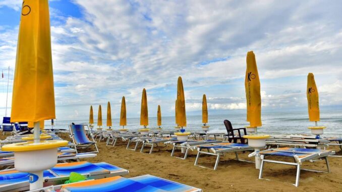 Alba Adriatica, auto piomba in spiaggia e ferisce bagnanti