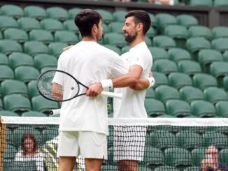 Alcaraz passante da sogno con Djokovic a Wimbledon. Poi lo sfotte Video