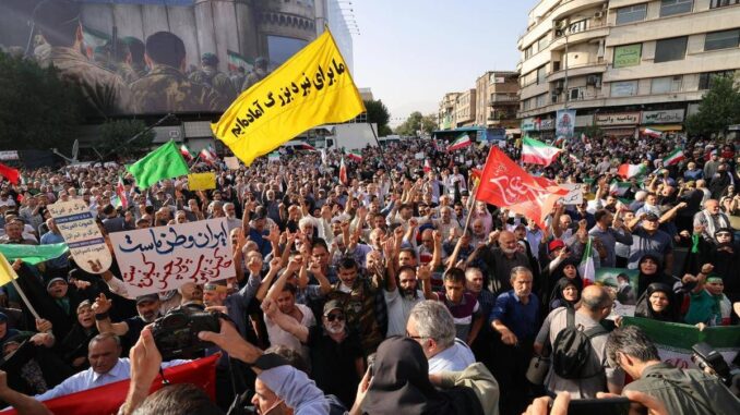 Attacco Usa, la piazza a Teheran grida “vendetta”. Iran vuole chiudere lo Stretto di Hormuz