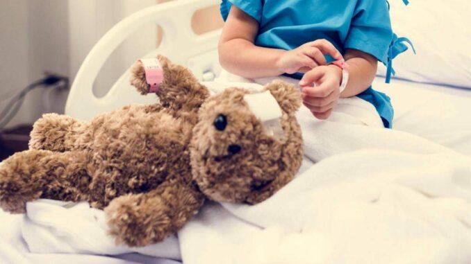 Bambina in fin di vita per il morbillo, Bassetti: “Bisogna tornare a parlare di vaccini”