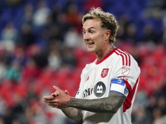 Bernardeschi provocazione social Sono ignorante e credo solo ai soldi Video