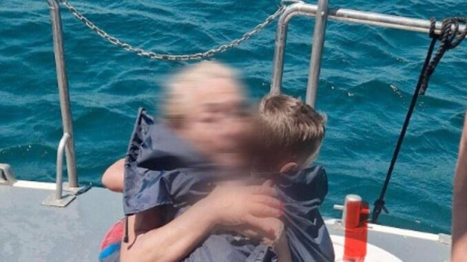 Bimbo di 5 anni e nonna trascinati al largo con il materassino – Video