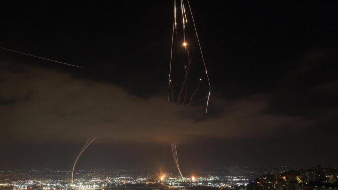 Buio, missili, paura e confusione: la strategia notturna dell’Iran contro Israele