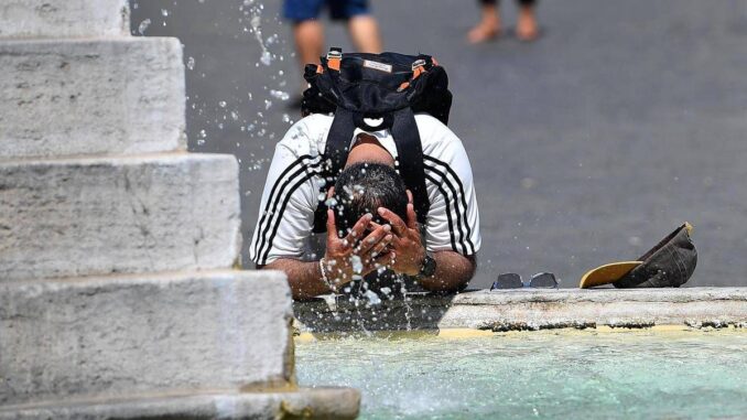 Caldo, le 10 regole salva-salute: ecco il decalogo anti rischio del ministero