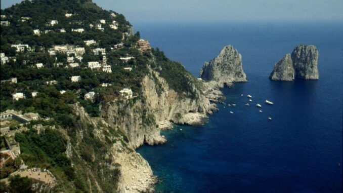 Capri, “vietato disturbare i turisti”: l’ordinanza del sindaco