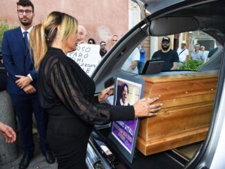 I funerali di Alvaro Vitali oggi a Roma lultimo saluto di Stefania Corona