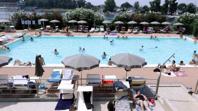 Infezioni in piscina, medici anti-bufale: “I rischi sono tanti, il cloro non uccide tutti i germi”