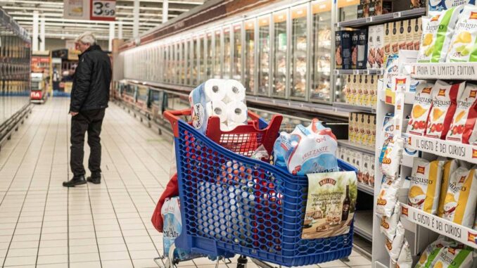 Inflazione cala all’1,6% a maggio, ma per il ‘carrello della spesa’ si sale a 2,7%