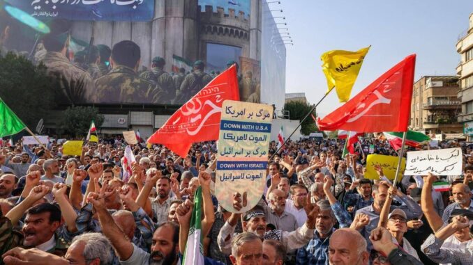 Iran, Trump attacca e poi lancia il MIGA per cambio di regime: “Perché no?”