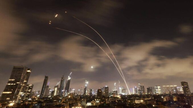 Iran attacca Israele con missili ipersonici. Khamenei: “La battaglia ha inizio”