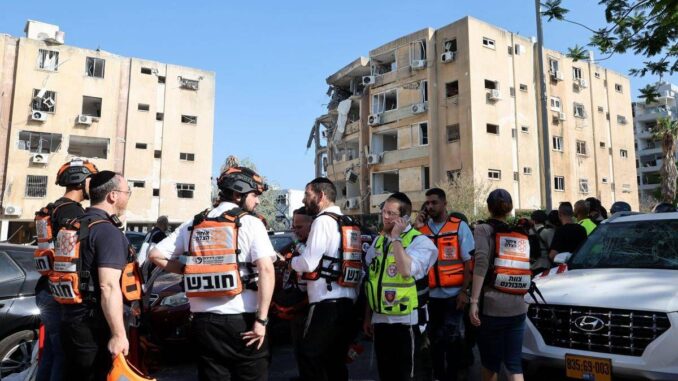 Iran, attacco di Israele a reattore Arak. Missili su Tel Aviv, colpito ospedale di Soroka