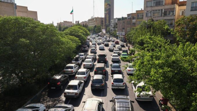 Iran, fuga da Teheran: “Strade intasate e file per la benzina”