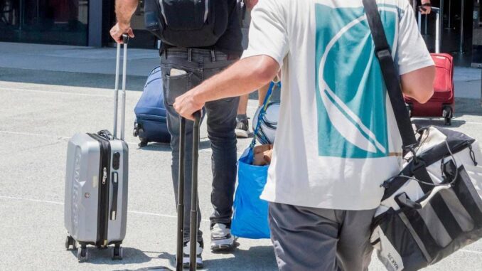 Italiani in fuga dall’Iran, Farnesina: “Partito un nuovo convoglio”