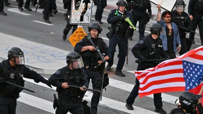 Los Angeles, coprifuoco e arresti. Trump: “Manifestanti sono animali, pagati da qualcuno”