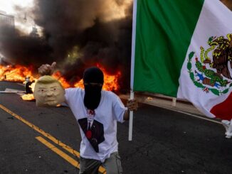 Los Angeles scontri fra polizia e manifestanti strade bloccate e auto incendiate