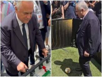 Lotito show a Parma gioca a biliardino e. sbaglia un rigore Video