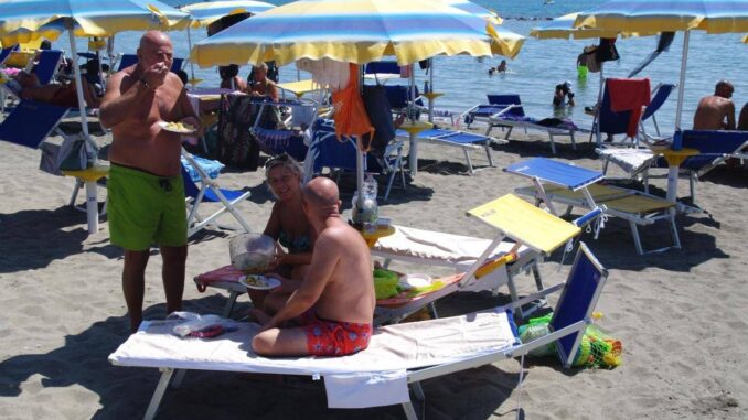 Ostia, 20 ingressi omaggio per clienti rimasti senza spiaggia dopo i sequestri