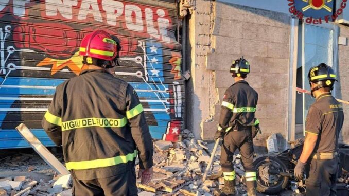 Ostia, bomba carta davanti alla palestra Di Napoli: danni ad attività e auto