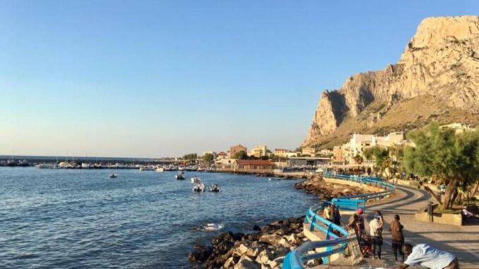 Palermo, alga tossica a Sferracavallo: divieto di balneazione