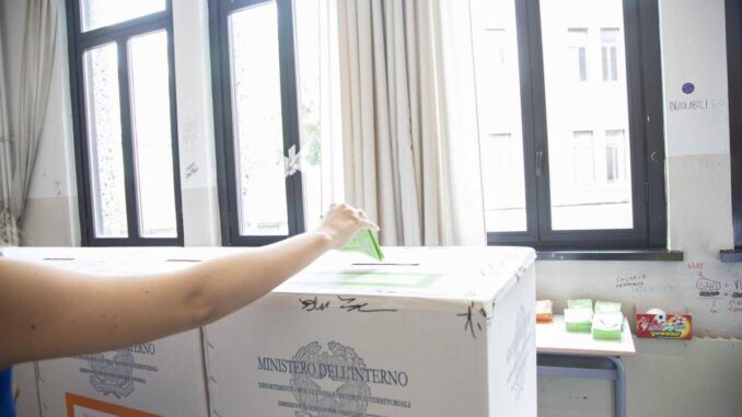 Referendum, affluenza ore 12 al 7,4%: oggi urne aperte fino alle 23