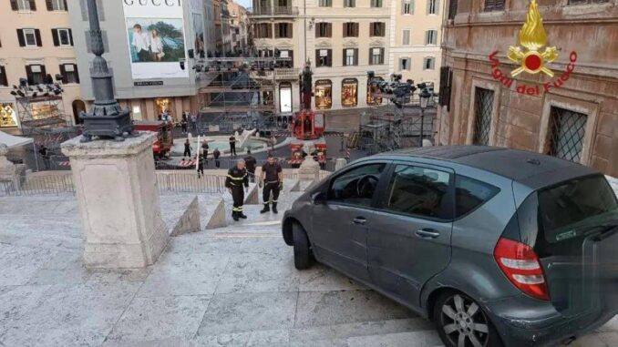 Roma, auto finisce su scalinata di Trinità dei Monti: soccorso 81enne al volante