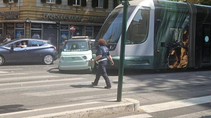 Roma, microcar fa inversione su binari a Trastevere: investita dal tram