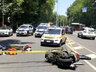 Roma minivan contro scooter sul lungotevere morta una ragazza di 22 anni