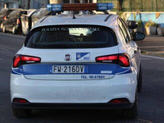 Roma scontro tra auto e moto morto motociclista conducente fugge lasciandolo a terra