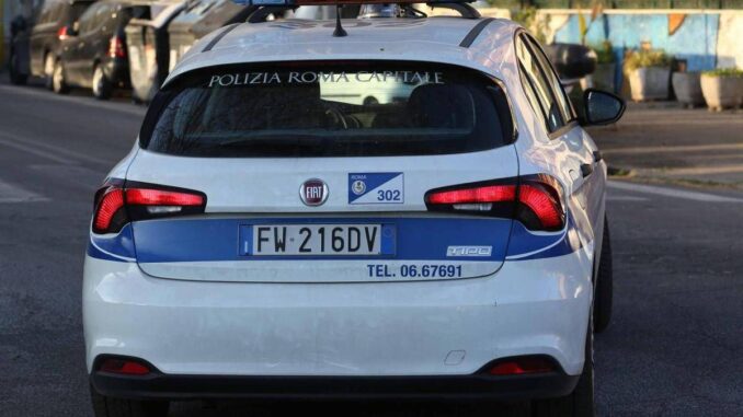 Roma, scontro tra auto e moto: morto motociclista, conducente fugge lasciandolo a terra