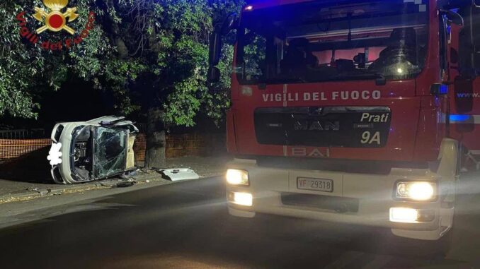 Roma, si ribalta microcar: gravi quattro giovani