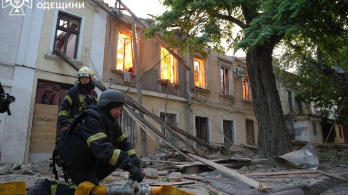 Ucraina, Russia bombarda Kiev nella notte: almeno 14 morti