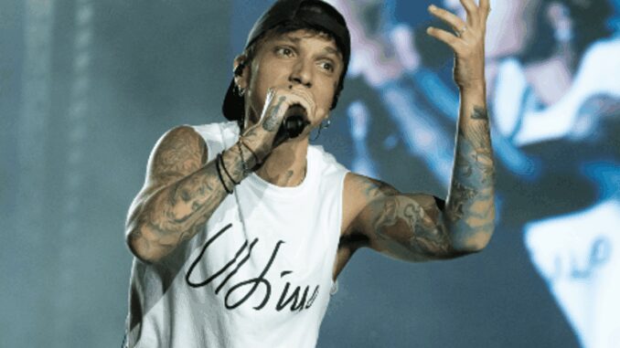 Ultimo, vandalizzata targa dedicata al cantante a Roma