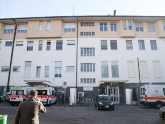 Varese uccide la moglie ricoverata in ospedale e poi si spara