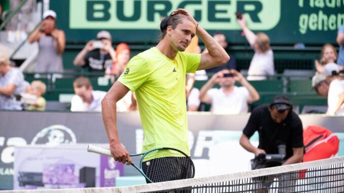 Zverev, imprevisto ad Halle: interrompe il match con Cobolli e corre in bagno – Il video