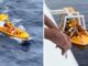 Bambina cade da nave padre si tuffa salvati entrambi Video