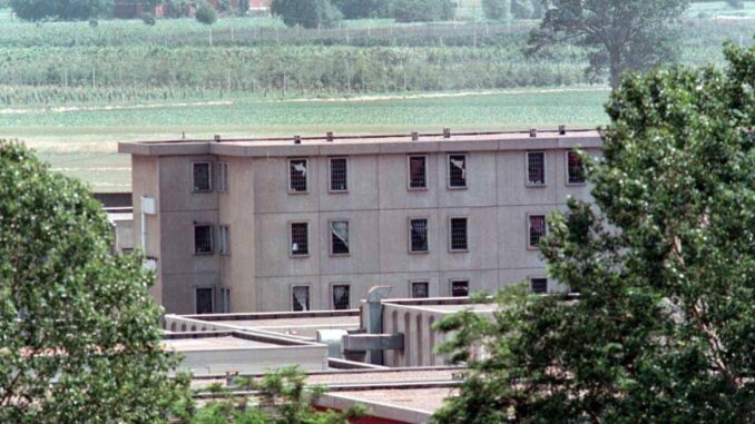 Bologna, condannato per la strage di Corinaldo esce dal carcere per laurearsi e fugge