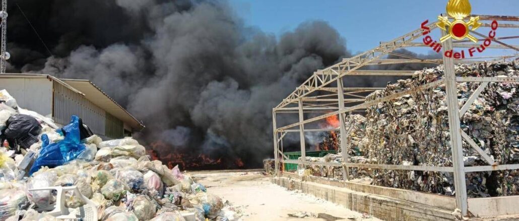 Incendio ad Augusta fiamme in stabilimento rifiuti alta colonna di fumo nero