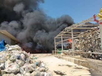 Incendio ad Augusta fiamme in stabilimento rifiuti alta colonna di fumo nero