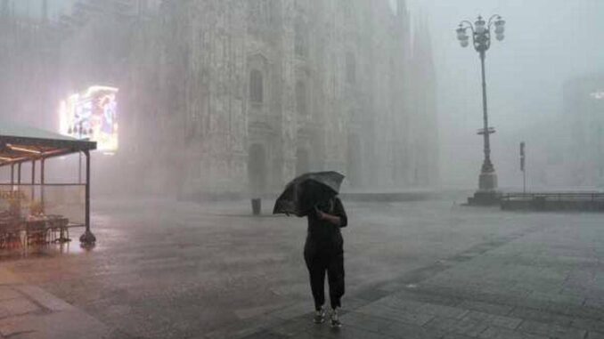 Maltempo al Nord con nubifragi e grandine, allerta meteo e fiumi sorvegliati