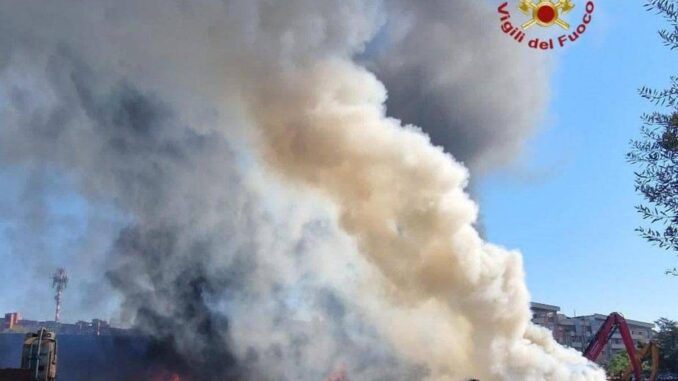 Paura a Roma, esplode cisterna di gas: feriti 8 poliziotti, vigile del fuoco e operatore 118. Testimoni: “Sembrava una bomba” – Video